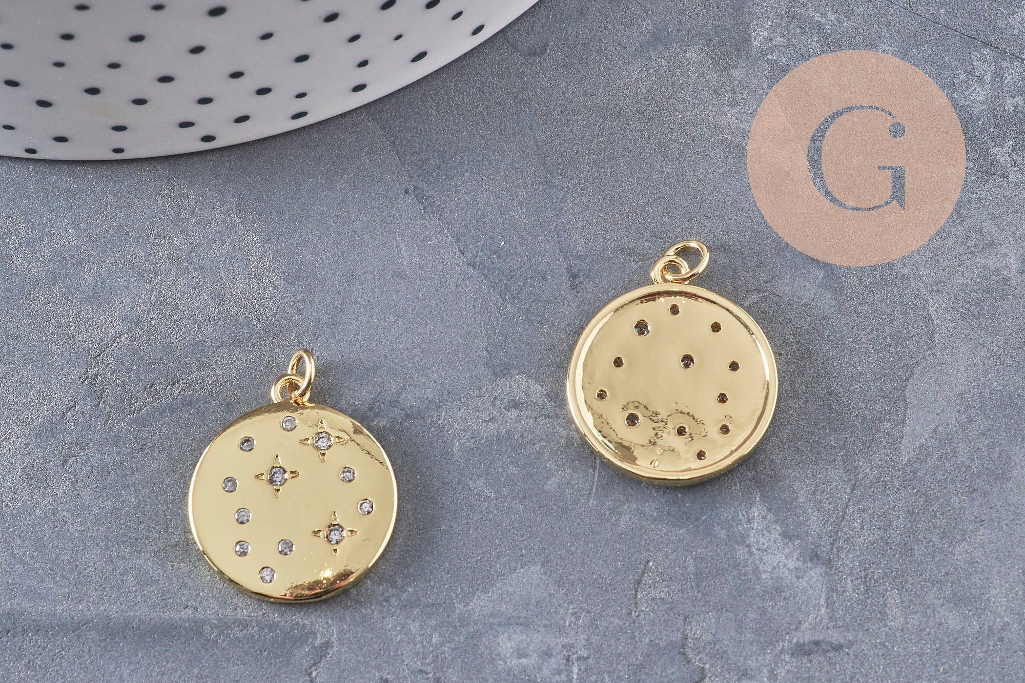 Pendentif rond laiton doré 18K et zircons 23mm, x1 (G10976)