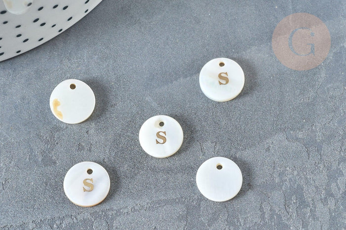 Pendentif rond lettre dorée nacre blanche naturelle 11mm, x1 (G0049)