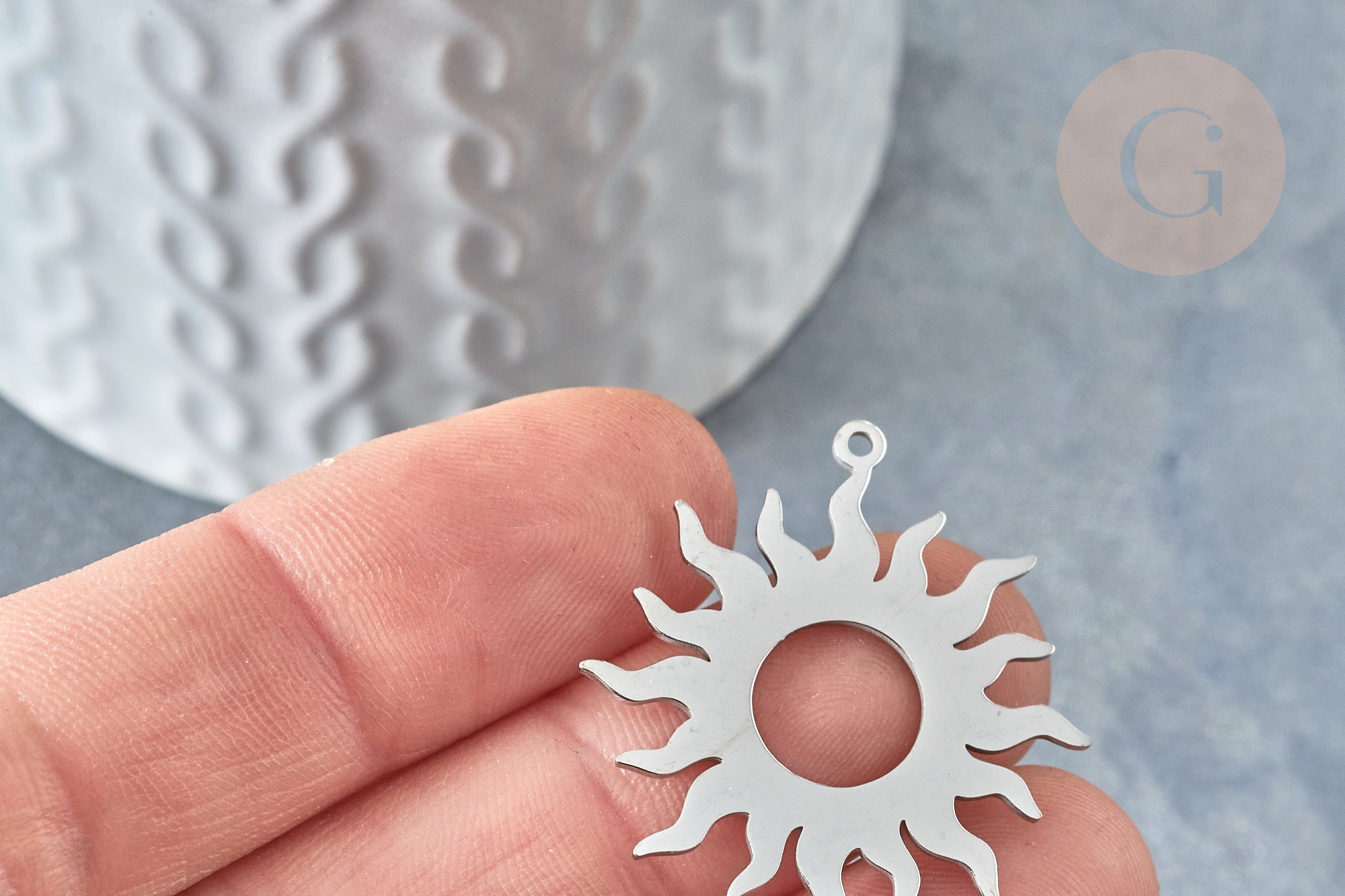 Pendentif soleil argenté acier inoxydable 32.5mm,création bijoux acier inoxydable platine, x1 G7611