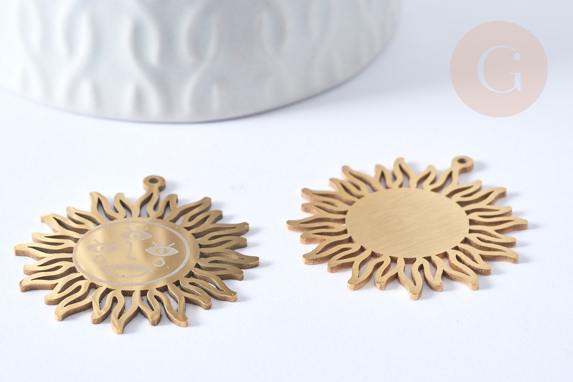 Pendentif soleil mystique acier 201 inoxydable dore 37.5mm, x1 (G5684)