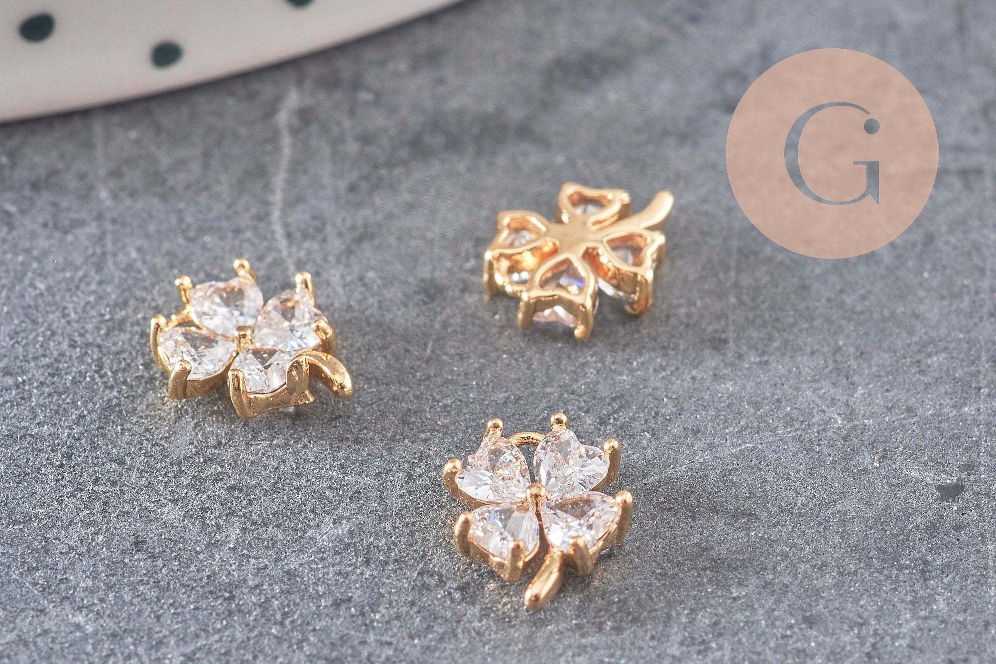 Pendentif trèfle quatre feuilles laiton doré 18K et zircons blancs 9mm, x1 (G4460)