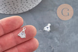 Pendentif triangle 11mm en cristal zircon et zamac argenté, tenu dans une main.