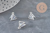 Trois pendentifs triangles 11mm en cristal zircon et zamac argenté.