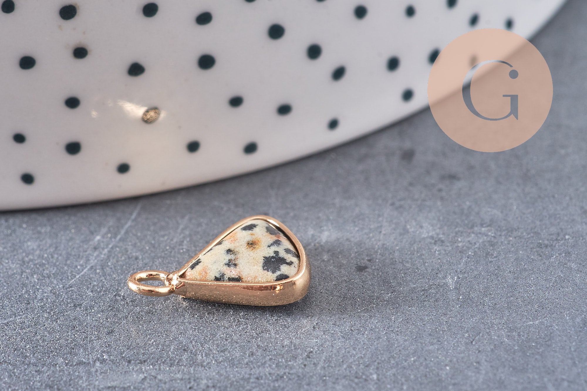 Pendentif triangle jaspe dalmatien naturel laiton doré 16mm, x1 (G0976)