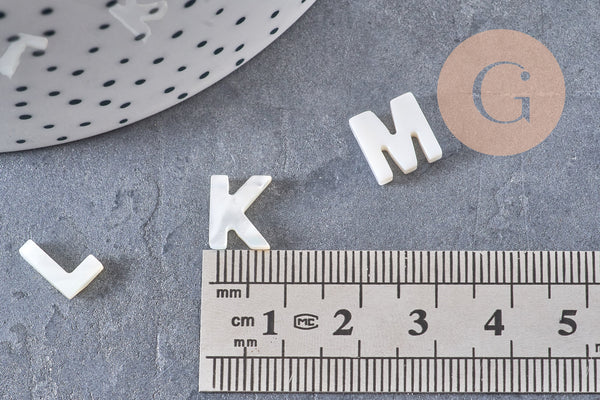 Perle Lettre nacre blanche naturelle 11mm, x1 (G4545)