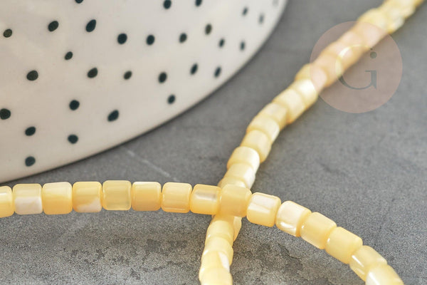 Perle nacre naturelle heishi jaune pastel ,perle coquillage,4x4mm, fil de 20cm, x1 (G9241)