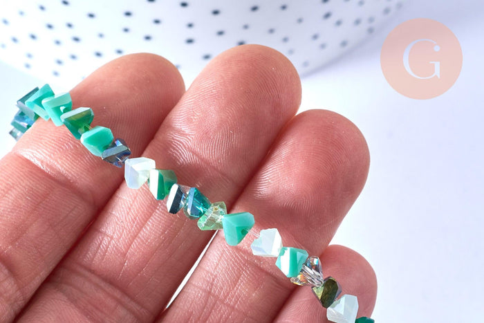 Perle triangle cristal bleu 6x3.5mm, perles bijoux, perle triangle cristal ,Perle verre facette, fil de 33cm, X1 (G6678)