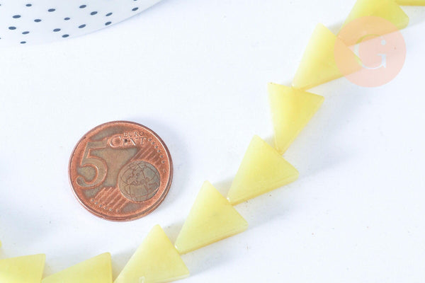 Perle triangle jade jaune ,bijoux pierre naturelle, 14mm, fil de 40cm, x1 (G7166)