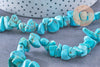 Perles chips turquoise de synthèse, x1 fil 90 cm (G1770)