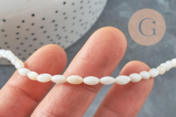 Perles grain de riz nacre naturelle blanche 8mm, x1 fil de 38cm (G0770)