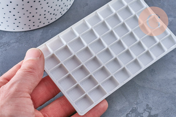 Plateau rectangulaire plastique blanc pour trier les perles 127mm, triage & rangement des perles, 48 compartiments, x1 G6864