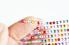 Strass rond plastique adhésifs colorés 3x2mm, x 1 feuille de 780 (G3392)