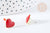 Support Boucles puces zamac doré coeur émail rouge avec anneau 11.5mm, la paire (G8609)