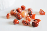 cornaline rouge orange naturelle brute roulée, x20 grammes (G0246)