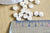 perle ronde smiley doré plastique blanc,perle plastique,perle ronde lettre,création bijoux,perle coeur, lot de 10 grammes G4801